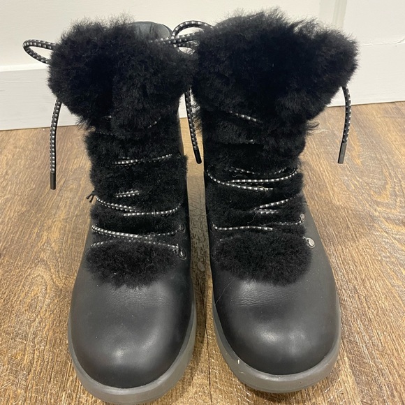 UGG Viki water proof boots - Picture 1 of 4